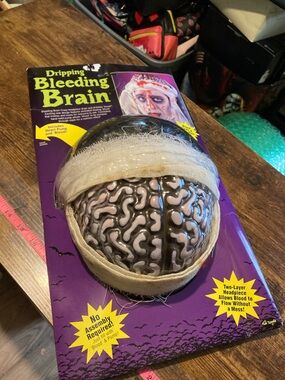 Vintage Fun world dripping bleeding brain head mask